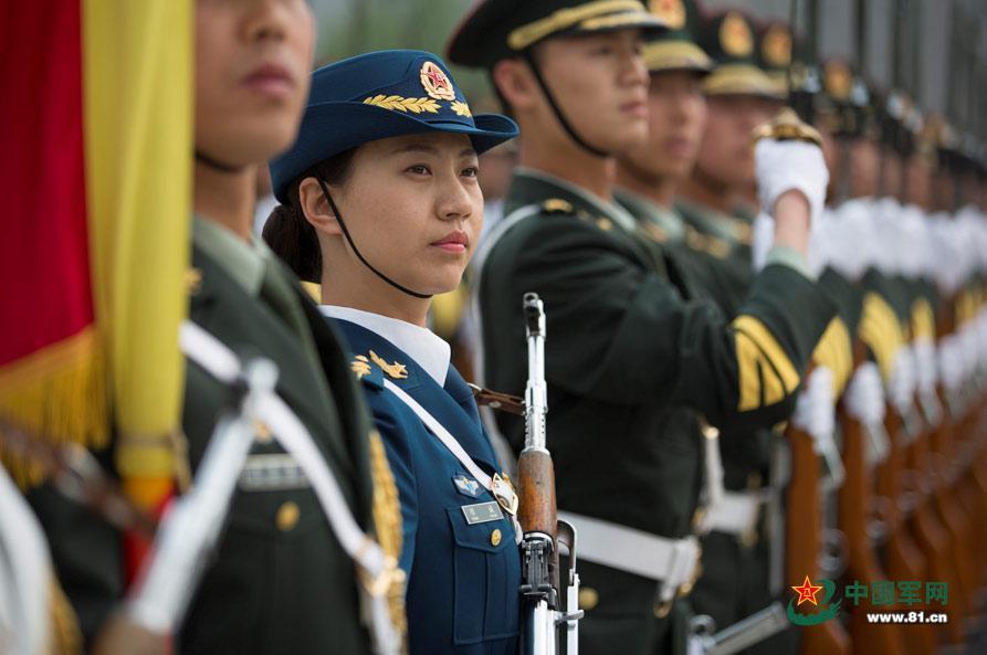 三軍儀仗隊(duì)女兵中隊(duì)，展現(xiàn)新時代巾幗英雄風(fēng)采，三軍儀仗隊(duì)女兵中隊(duì)，新時代巾幗英雄的風(fēng)采展現(xiàn)