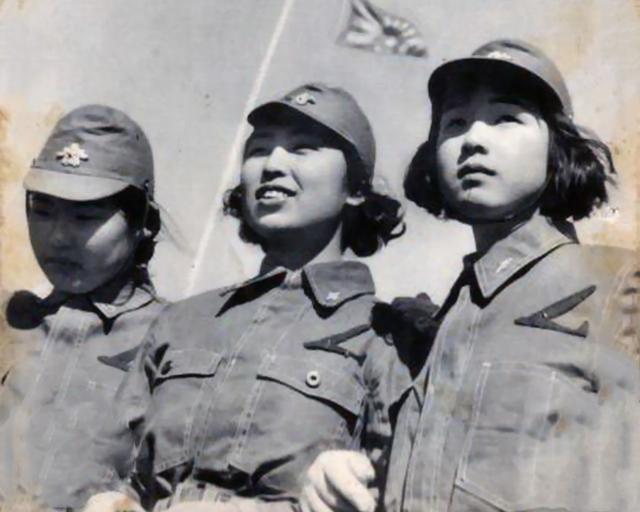 中國女兵敬禮圖片，展現(xiàn)力量與榮耀的象征，中國女兵敬禮，力量與榮耀的展現(xiàn)
