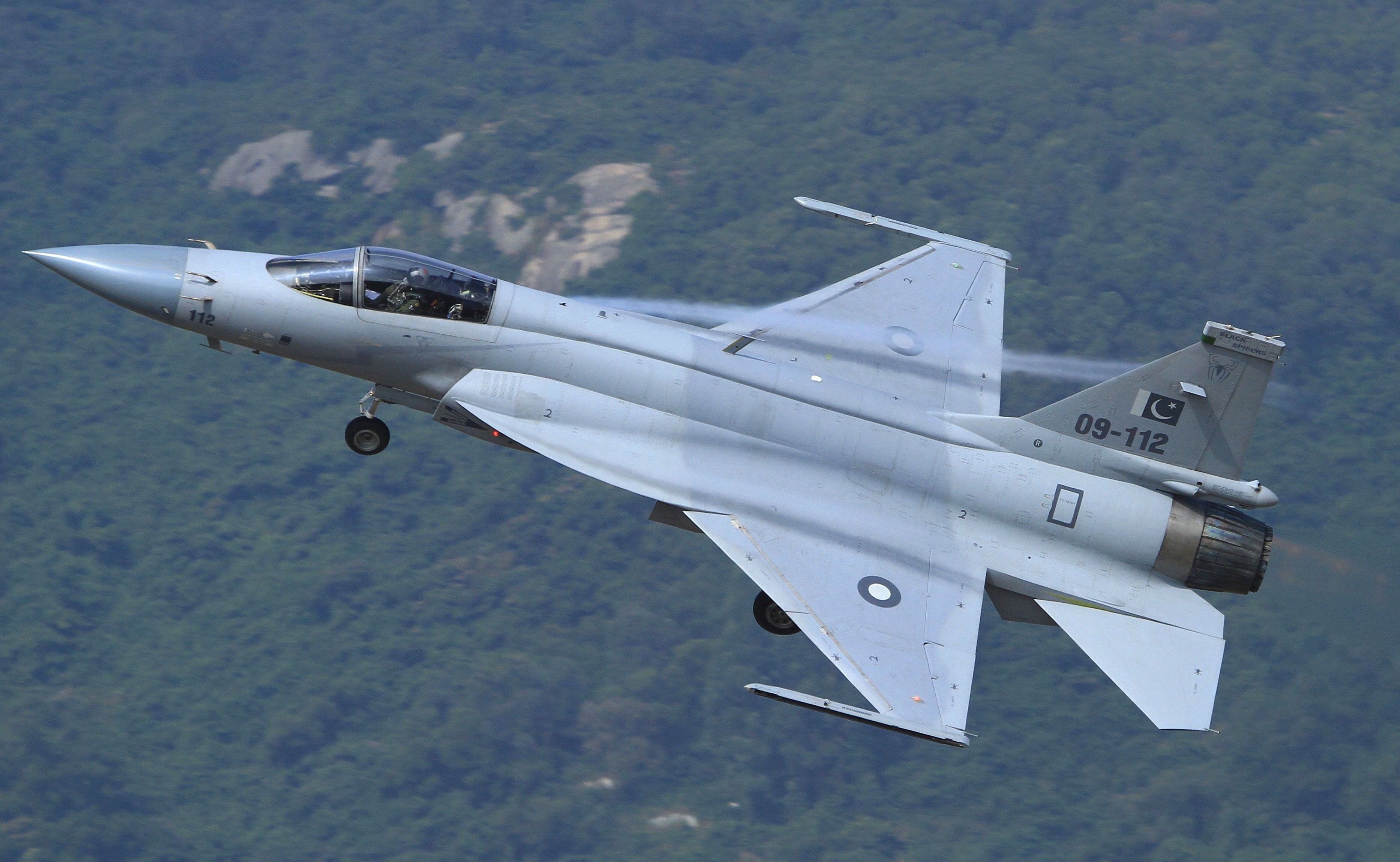梟龍戰(zhàn)斗機(jī)圖片，展現(xiàn)中國空軍力量的驕傲，梟龍戰(zhàn)斗機(jī)風(fēng)采，中國空軍力量的驕傲圖片展示