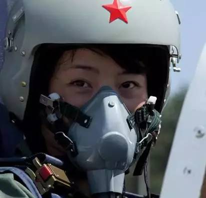 揭秘殲-10女飛行員犧牲真相，英雄背后的故事令人動(dòng)容，揭秘殲-10女飛行員犧牲真相，英雄背后的感人故事